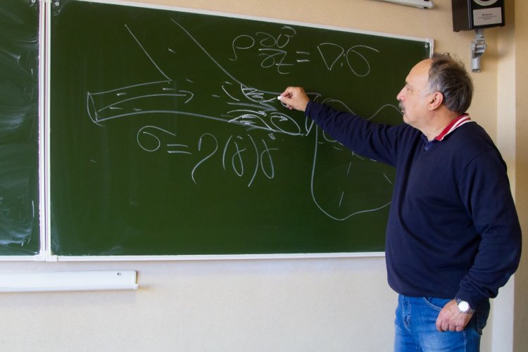 Андрей Зубарев показывает расчеты движения магнитной жидкости по сосудам.Фото: пресс-служба УрФУ