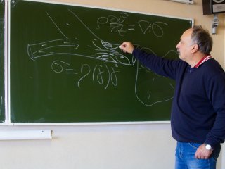 Андрей Зубарев показывает расчеты движения магнитной жидкости по сосудам. Фото пресс-служба УрФУ