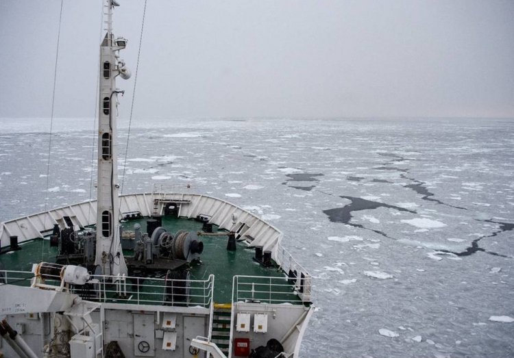 Научно-исследовательское судно «Академик Мстислав Келдыш» идет через льды Карского моря. Источник: Николай Богатов