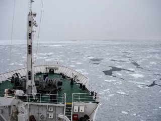 Научно-исследовательское судно «Академик Мстислав Келдыш» идет через льды Карского моря. Источник Николай Богатов