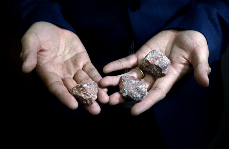 Профессор Вэньхао Сун демонстрирует доломит из своей личной коллекции горных пород. Сун изучает рост кристаллов минералов с точки зрения материаловедения. Он считает, что, поняв, как атомы собираются вместе, образуя природные минералы, мы сможем раскрыть