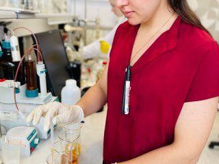 Подготовка образцов масел для определения щелочного числа. Фото: Екатерина Старцева / РГУ (НИУ) им. И.М. Губкина
