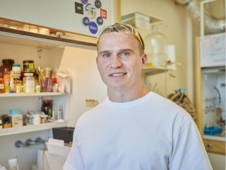 Популяризатор науки, старший научный сотрудник лаборатории химии координационных полиядерных соединений ИОНХ РАН Дмитрий Сергеевич Ямбулатов. Фото: Елена Либрик / «Научная Россия»