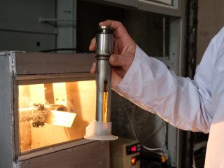 Кварцевый лабораторный автоклав в стальном кожухе, используемый для изучения кинетики растворения порошков. Фотографии Анастасии Тамаровской / ФИЦ КНЦ СО РАН