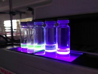 Флуорофоры — светящиеся биосовместимые красители, созданные в УрФУ. Фото пресс-служба УрФУ