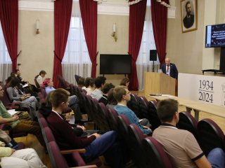 Т.В. Кулевой читает лекцию участникам Школы