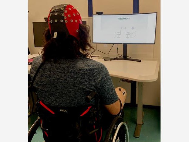 Сигналы от устройства для мониторинга ЭЭГ можно использовать для передачи сигналов мозга на стимулятор спинного мозга, что поможет парализованным пациентам эффективнее управлять своими конечностями. Фото: Laura Toni / American Institute of Physics