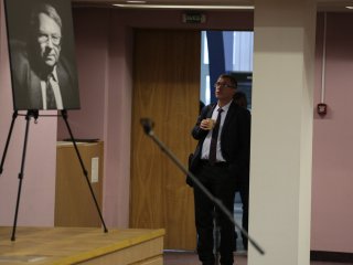 Академику Фортову — 80 лет! В ОИВТ РАН открылась мемориальная доска в память о великом ученом. Фото: Ольга Мерзлякова / Научная Россия