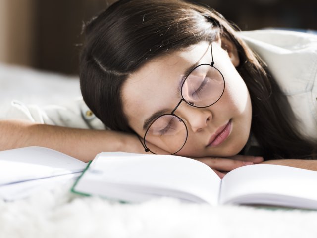 Более позднее начало занятий поможет подросткам лучше учиться. Фото: Freepik.com