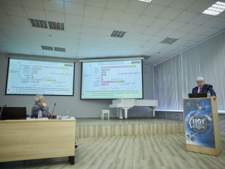 С докладом выступает генеральный конструктор по пилотируемым космическим системам и комплексам РКК «Энергия» академик Владимир Алексеевич Соловьев. Фото: Елена Либрик / «Научная Россия»