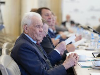 Президиум РАН заслушал доклады лауреатов Государственных премий в области науки и технологий 2025 г. Источник фото: Российская академия наук