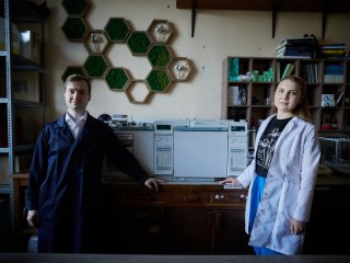 Сотрудники НИЛ катализа и нефтехим. синтеза каф. химии нефти и орг. катализа хим. фак. МГУ Леонид Куликов и Елизавета Оськина. Фото: Елена Либрик / «Научная Россия»