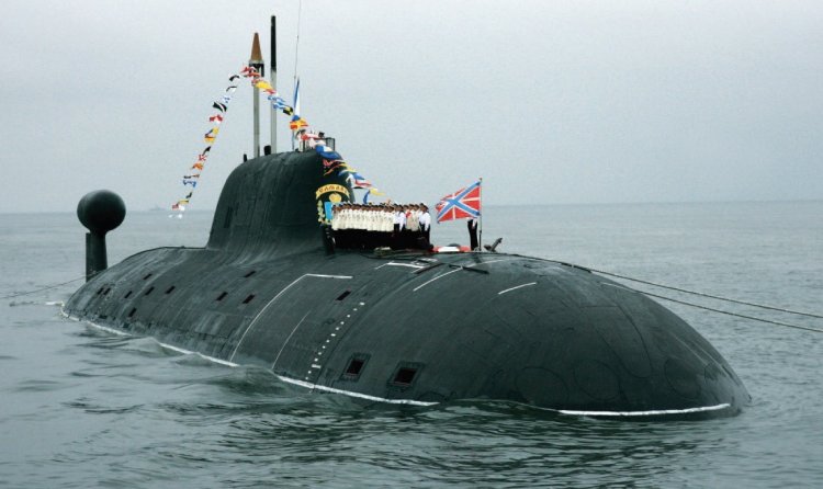 Атомная подводная лодка «Самара» на генеральной репетиции военно-морского парада и театрали- зованного представления, посвященных Дню Военно-Морского Флота, 2010 г. (фото: РИА Новости)