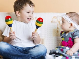 Звуки из телевизора мешают маленьким детям запоминать слова