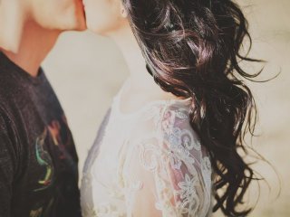 Самок к самцам привлекает «поцелуйный гормон»