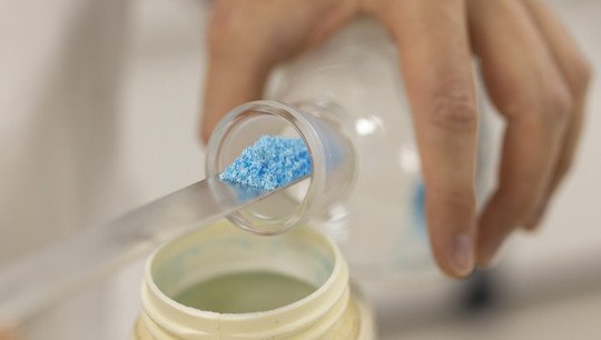 Специалисты УрФУ и Института науки и технологий Сатьябамы разработали порошковую форму перовскитов. Фото: Илья Сафаров.