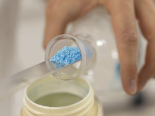 Специалисты УрФУ и Института науки и технологий Сатьябамы разработали порошковую форму перовскитов. Фото: Илья Сафаров.