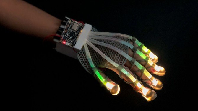 С новым эластичным сенсором робот сможет испытывать тактильные ощущения как у кожи человека