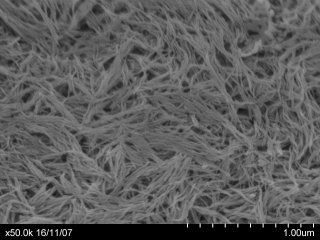 Слой нановолокон внутри ячейки микросетки