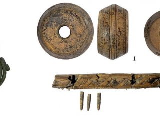 Слева направо: подвеска из деформированного спирального кольца, изделия из рога: 1, 2 - пряслица, 3 - фрагменты гребня
