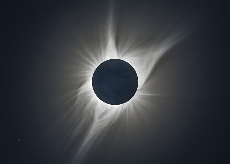Внешняя атмосфера Солнца, или корона, наблюдаемая во время затмения. Источник: