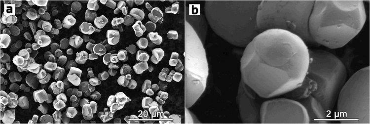 Изображения сканирующей электронной микроскопии с разным приближением демонстрируют сфероподобную форму частиц NMC622 — одного из двух материалов, синтезированных исследователями из Сколтеха. Частицы на изображении расположены неплотно, чтобы их легче было различить, но в реальном катоде благодаря сфероподобной геометрии их можно будет уплотнить сильнее, чем более традиционные кристаллы в форме октаэдров. А значит, удельная энергия на единицу объёма будет выше, а катод и, соответственно, вся батарея — компактнее. Источник: Иван Моисеев и др./Energy Advances