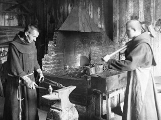 Два монаха работают в кузне. Источник: California Historical Society Collection, 1860-1960