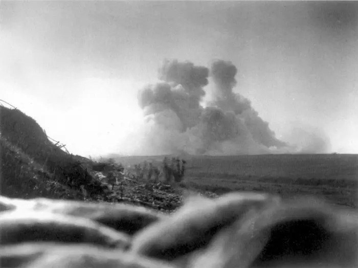 Земля оседает после взрыва шахты под редутом Хоторн-Ридж 1 июля 1916 года. Фото Эрнеста Брукса