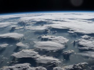 Облака-наковальни. Номер снимка ISS042-E-215303, сделанный с Международной космической станции