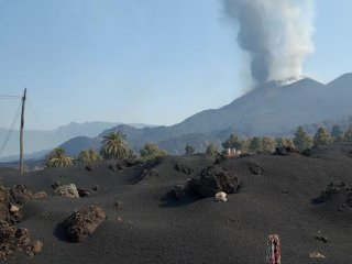 Поле вулканического пепла во время извержения вулкана Кумбре-Вьеха на Канарских островах, расположенных у северо-западного побережья Африки. Фото: © Samantha Tramontano / American Museum of Natural History