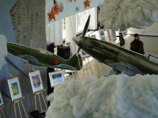 Выставка детских рисунков о войне и Победе открылась во Дворце пионеров. Фото: Никита Ланской / Научная Россия