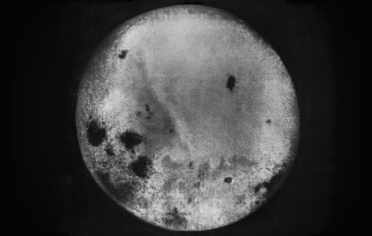 Снимок невидимой с Земли стороны Луны, полученный автоматической межпланетной станцией "Луна-3", 1959 год © ТАСС