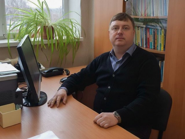 Доцент кафедры автоматизированных систем обработки информации и управления КНИТУ — КАИ Михаил Викторович Медведев. Фото: М.С. Осипова / предоставлено М.В. Медведевым (отредактировано с помощью ИИ: Gemini 2.5 Flash Image (Nano Banana))