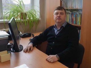 Доцент кафедры автоматизированных систем обработки информации и управления КНИТУ — КАИ Михаил Викторович Медведев. Фото: М.С. Осипова / предоставлено М.В. Медведевым (отредактировано с помощью ИИ: Gemini 2.5 Flash Image (Nano Banana))