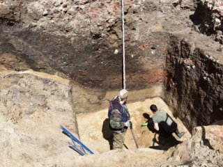 Исследование погреба XVII в. Источник фото: Институт археологии РАН