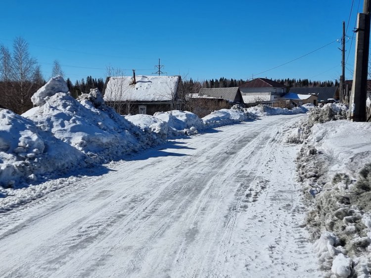 Снегогрязевая пульпа, сдвинутая с проезжей части, в частном секторе в жилой зоне в городе Качканаре. Источник: Андриан Селезнев
