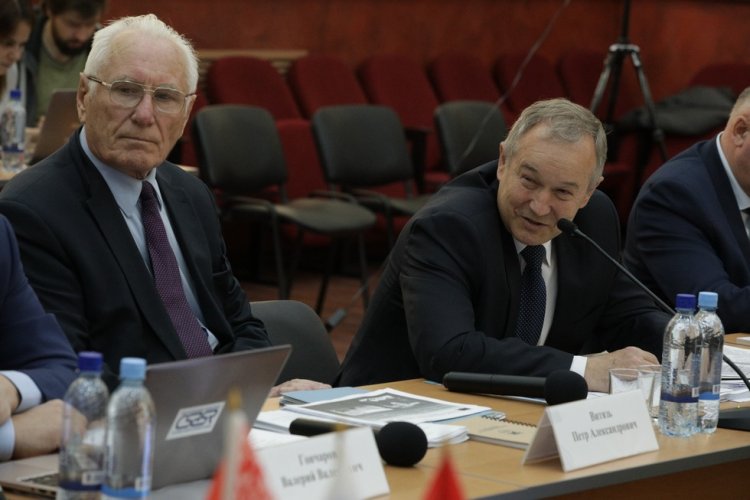 Руководитель аппарата Президиума НАН Беларуси академик Пётр Витязь (слева) и первый заместитель Председателя Президиума НАНБ академик Сергей Чижик/Фото: Николай Зеленый