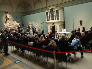 Лауреатов премии OGANESSON–2025 наградили в зале Микеланджело Пушкинского музея. Фото: Николай Малахин / Научная Россия