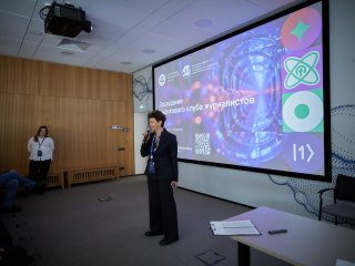 Выступает заместитель генерального директора «Росатом Квантовые технологии» по коммуникациям и продвижению Квантового проекта Юлия Вячеславовна Покровская. Фото: Елена Либрик / «Научная Россия»