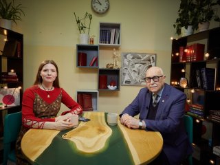 Корреспондент  «Научной России» Янина Хужина и член-корреспондент РАН Валерий Тучин. Фото: Елена Либрик / «Научная Россия»