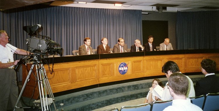 Пресс-конференция NASA на мысе Канаверал в октябре 1994 г. перед запуском космического аппарата WIND. Крайний справа — научный руководитель эксперимента КОНУС Евгений Павлович Мазец