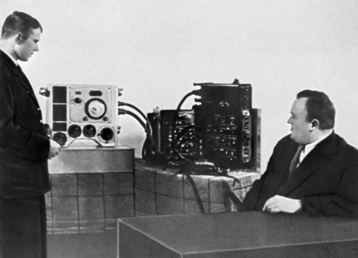 Сергей Королев принимает у Юрия Гагарина экзамен на знание материальной части. 17 января 1961 года. 
