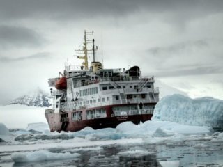 Растущая площадь льдов в Антарктике мешает ученым и морякам