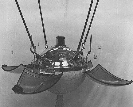 В 1966 г. станция «Луна-9» совершила посадку на поверхности Луны