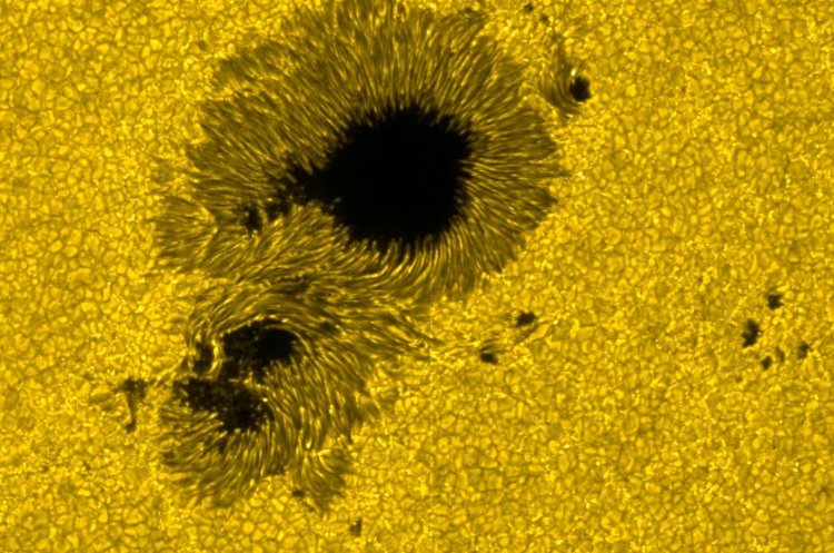 Группа пятен на Солнце, сфотографированная в видимом свете. Снимок получен 13 декабря 2006 г. на Солнечном оптическом телескопе спутника «Хинодэ». Эти пятна принадлежат активной области AR 10930, е которой в этот день произошла солнечная вспышка. Источник: NASA / JAXA