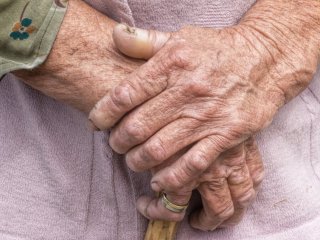 Белок, ответственный за болезнь Паркинсона, заставляет кожу стареть 