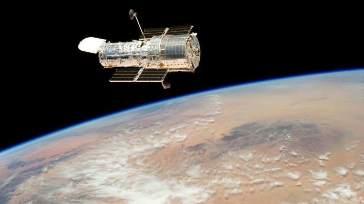 «Хаббл» дрейфует над Землей, 19 мая 2009
