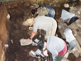 Раскопки в Мезмайской пещере, 2021, Краснодарский край. Источник: Любовь Голованова