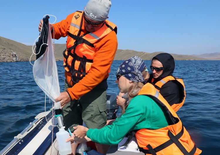 Отбор проб в озере Байкал