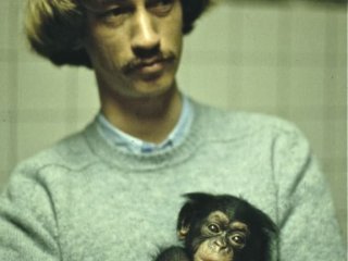 Франс де Вааль в зоопарке Бюргерса, где он начал свои исследования приматов. Арнем, Нидерланды, 1979 г. Права на фото: Десмонд Моррис (Desmond Morris).  Источник фото: rnz.co.nz